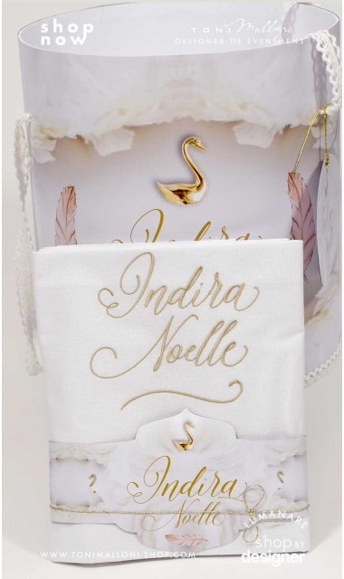Trusou botez alb cu auriu deosebit de elegant cu lebade gold si broderie customizata Gold Swan 5